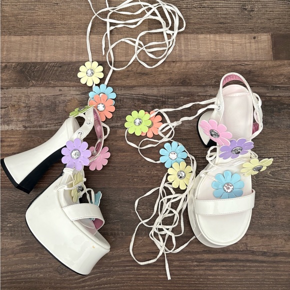Sugar Thrillz Daisy White Floral Platform Heels 6 - Picture 1 of 7